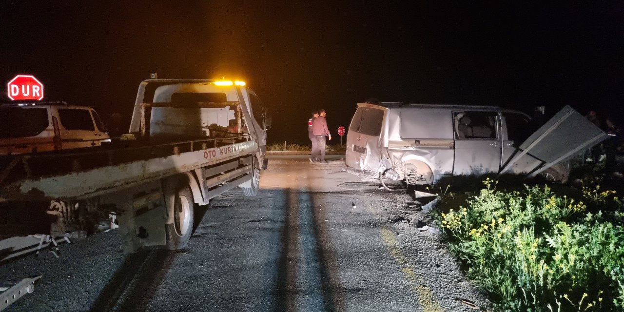 Diyarbakır'da Otomobil İle Minibüs Çarpıştı: 13 Yaralı