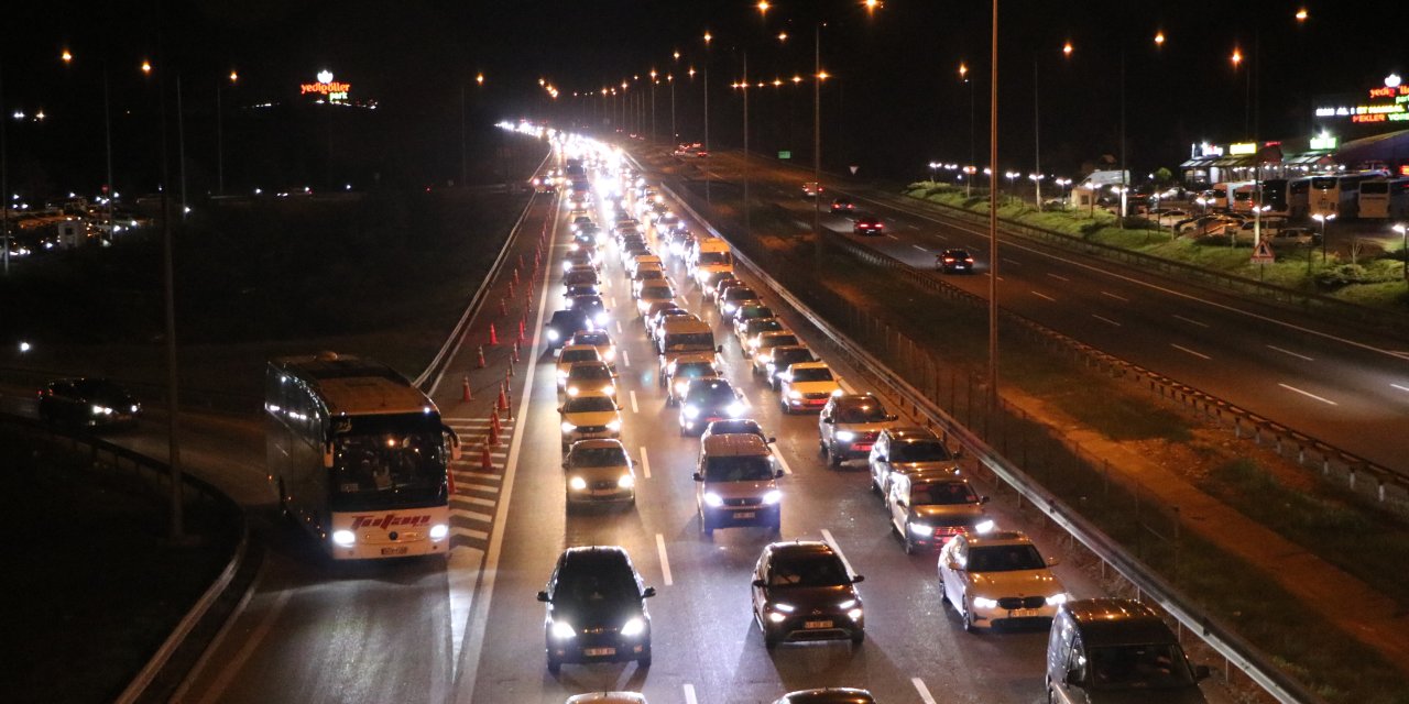 Otoyolun Bolu Geçişinde Gece Saatlerinde Bayram Trafiği Yoğunluğu Arttı