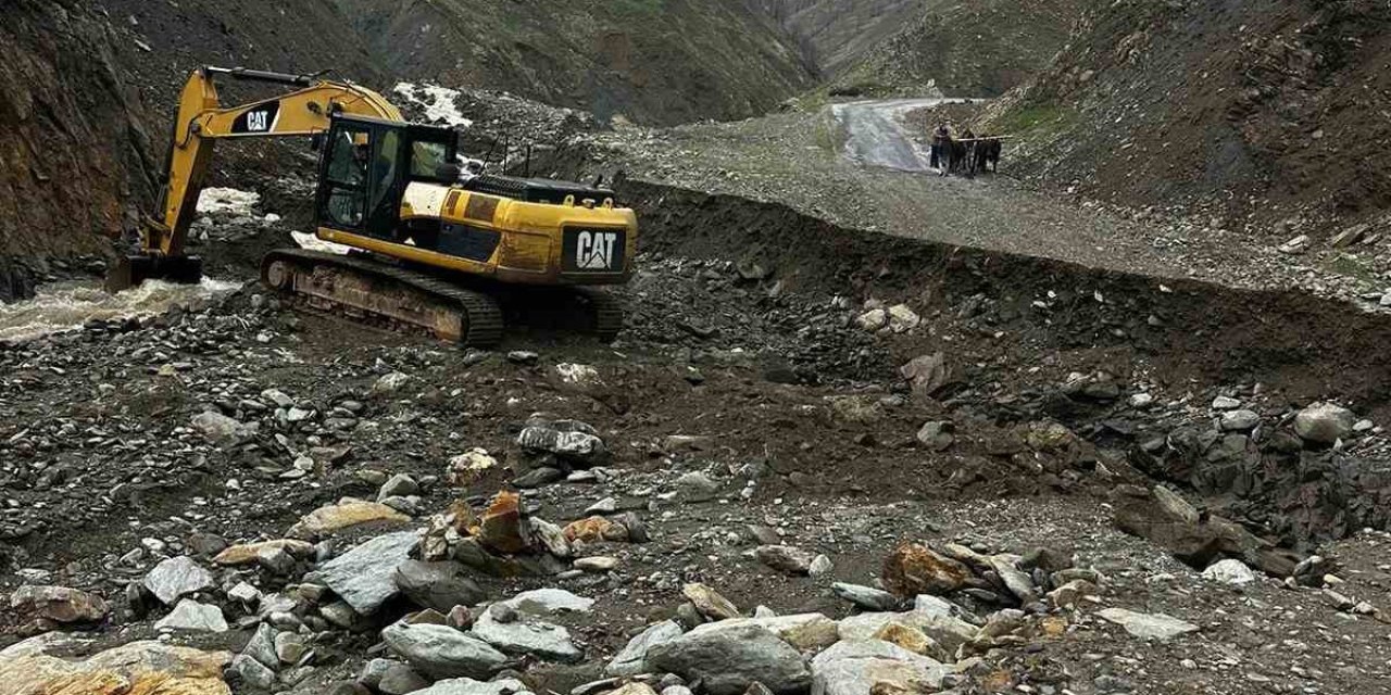 Sel Felaketi Köy Yolunu İkiye Ayırdı, Ekipler Hamile Kadın İçin Seferber Oldu