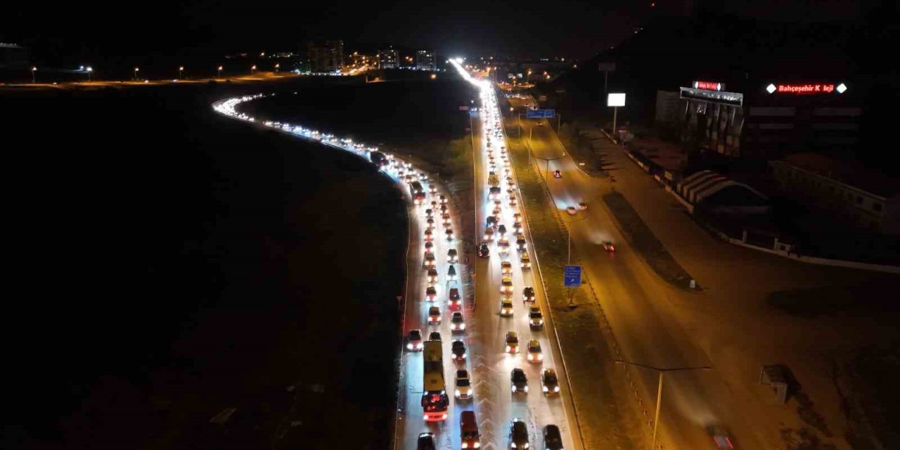 Tatilciler Dönüş Yolunda: 43 İlin Geçiş Noktasında Kilometrelerce Araç Kuyruğu