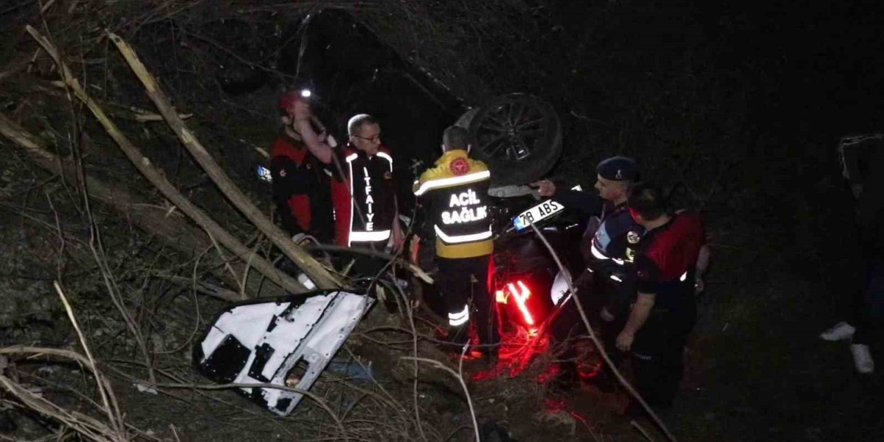 Takla Atan Otomobil Şarampole Yuvarlandı: 1 Ölü