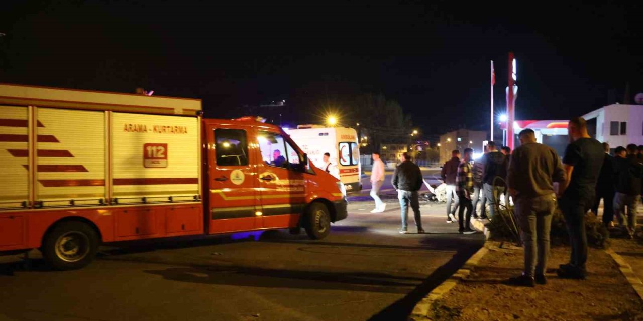 Alkollü Sürücü Kırmızı Işıkta Bekleyen Araçlara Çarptı: 2 Yaralı