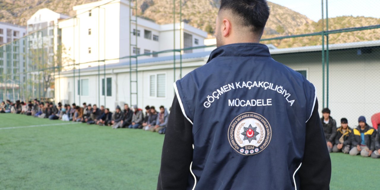 Bakır Yüklü Tır'ın Dorsesinden 64 Kaçak Göçmen Çıktı