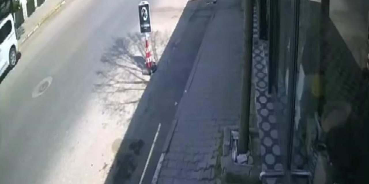 İstanbul- Tuzla'da Motosikletlinin Minibüse Çarptığı Anlar Kamerada