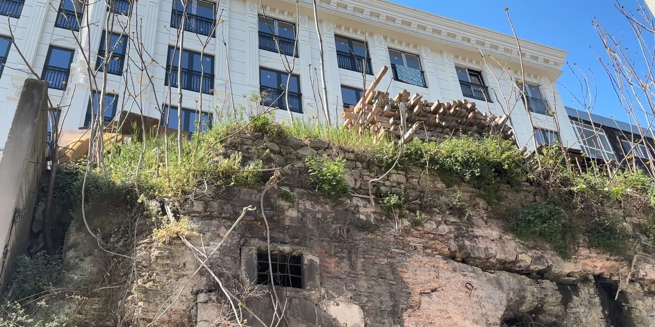 İstanbul - Eminönü'ndeki Tarihi Sarnıç Hurda Deposu Oldu