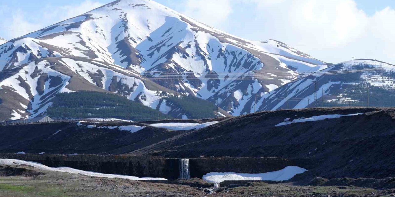 Erzurum’un Bir Yanı Kar Bir Yanı Bahar