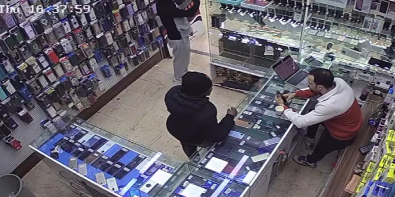 İstanbul - Fatih'te Müşteri Gibi Gelip İncelediği Telefonu Çaldı