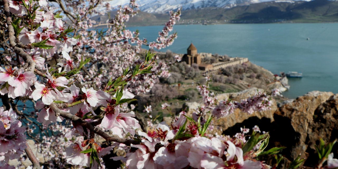 Çiçeklerin Açtığı Akdamar Adası'nda Bayram Tatili Yoğunluğu
