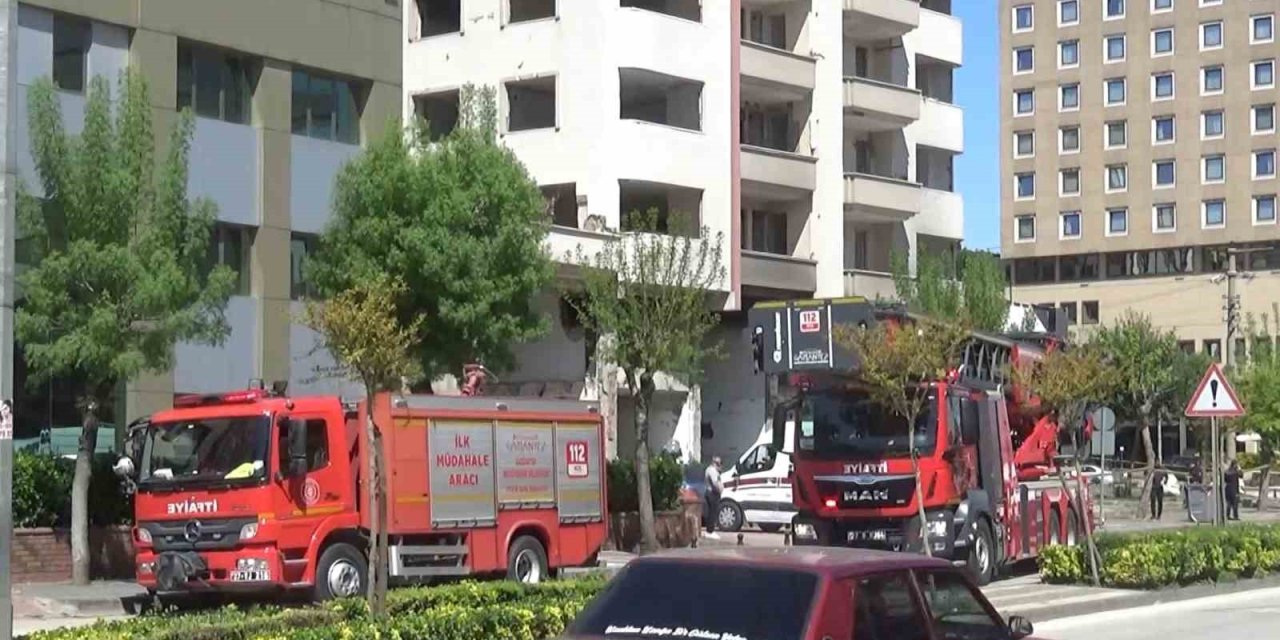 Ağır Hasarlı Binada İntihar Etmek İsteyen Şahsı Ekipler Kurtardı