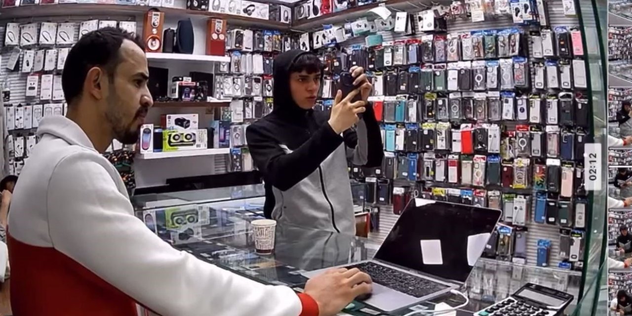 Fatih’te Müşteri Gibi İncelediği Cep Telefonunu Çaldı