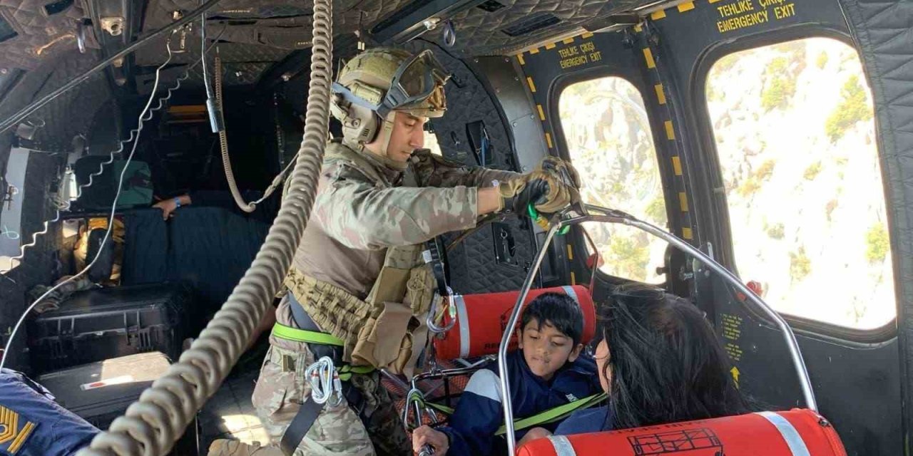 As-532 Couger Tipi Helikopter, Antalya’daki Kurtarma Çalışmalarına Destek Sağlamaya Devam Ediyor