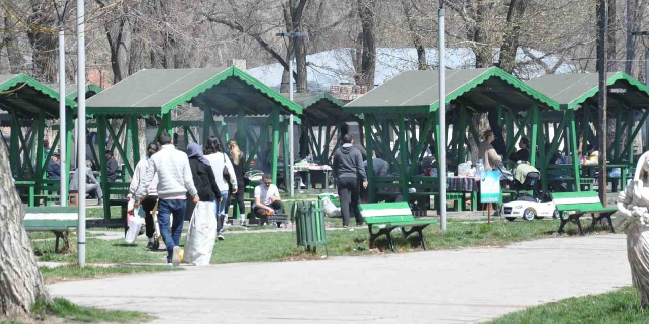 Kars’ta Mesire Alanları Doldu
