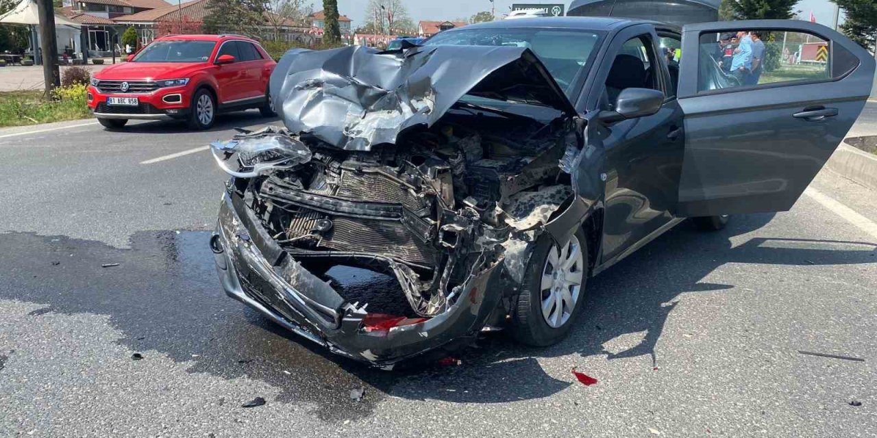 Otomobil İle Hafif Ticari Araç Çarpıştı: 2 Yaralı