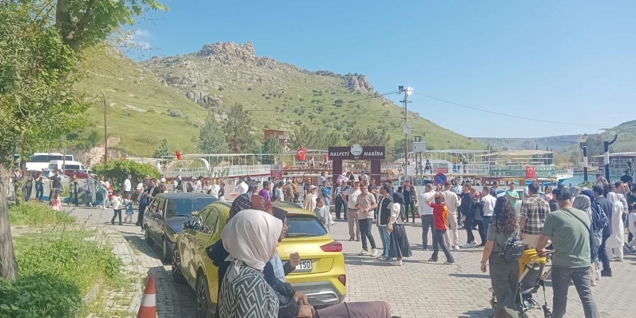 Halfeti Ziyaretçi Akınına Uğradı