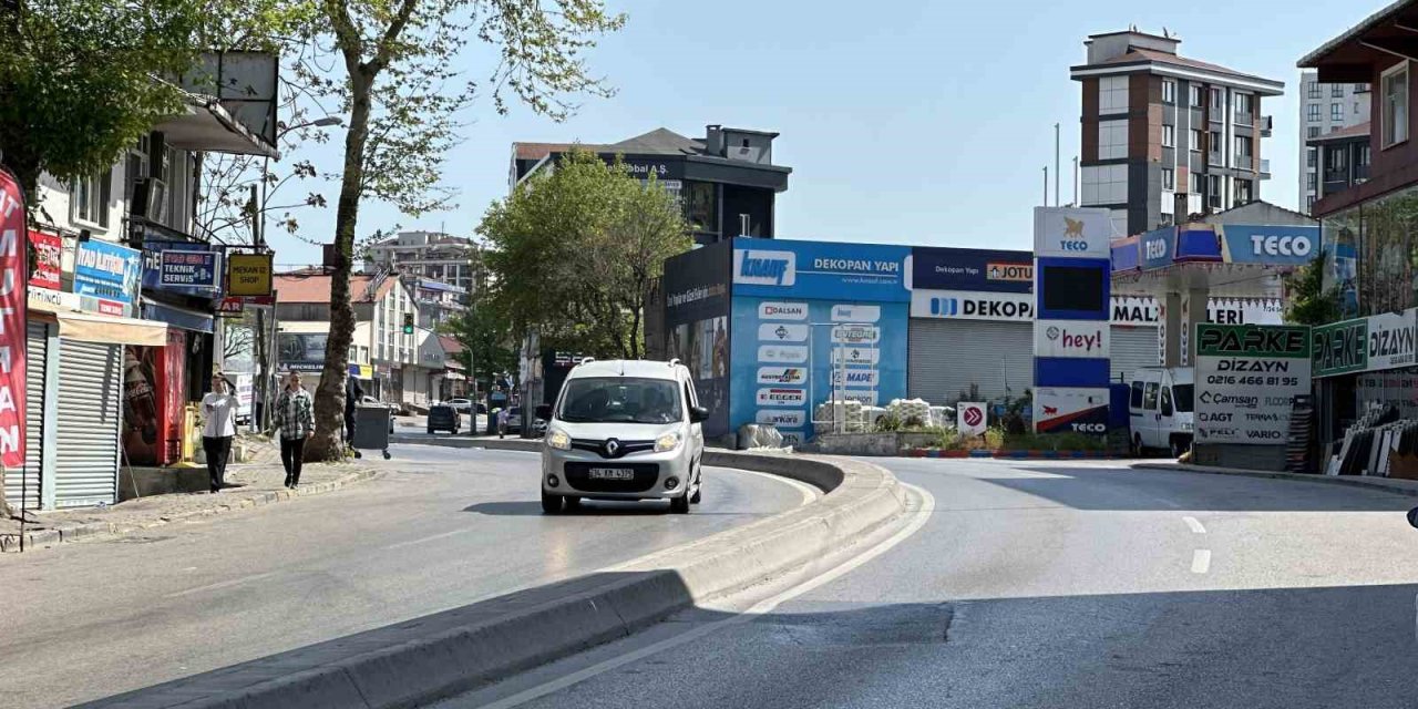 Ümraniye’de Virajı Alamayan Otomobil Karşı Şeride Geçti