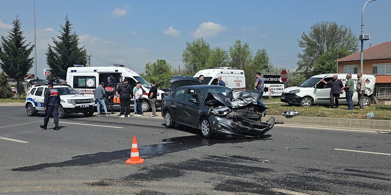Hafif Ticari Araca Otomobil Çarptı: 3 Yaralı