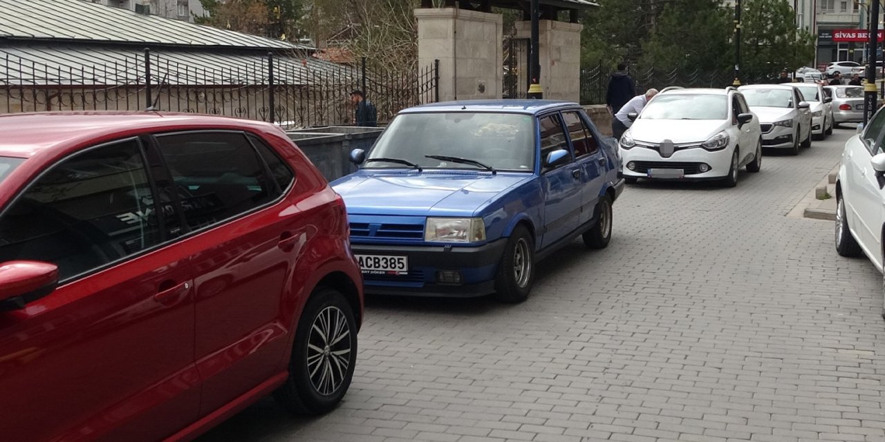 Hatalı Park Edip Trafiği Tıkadı, Tepki Görünce Belediyeyi Suçladı