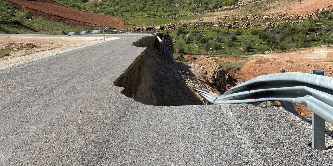 Siirt’te Yağış Sonrası Yol Çöktü