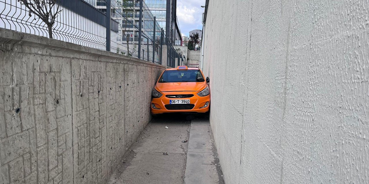 Alkollü Sürücünün Polisten Kaçtığı Taksi, İki Duvar Arasına Sıkıştı