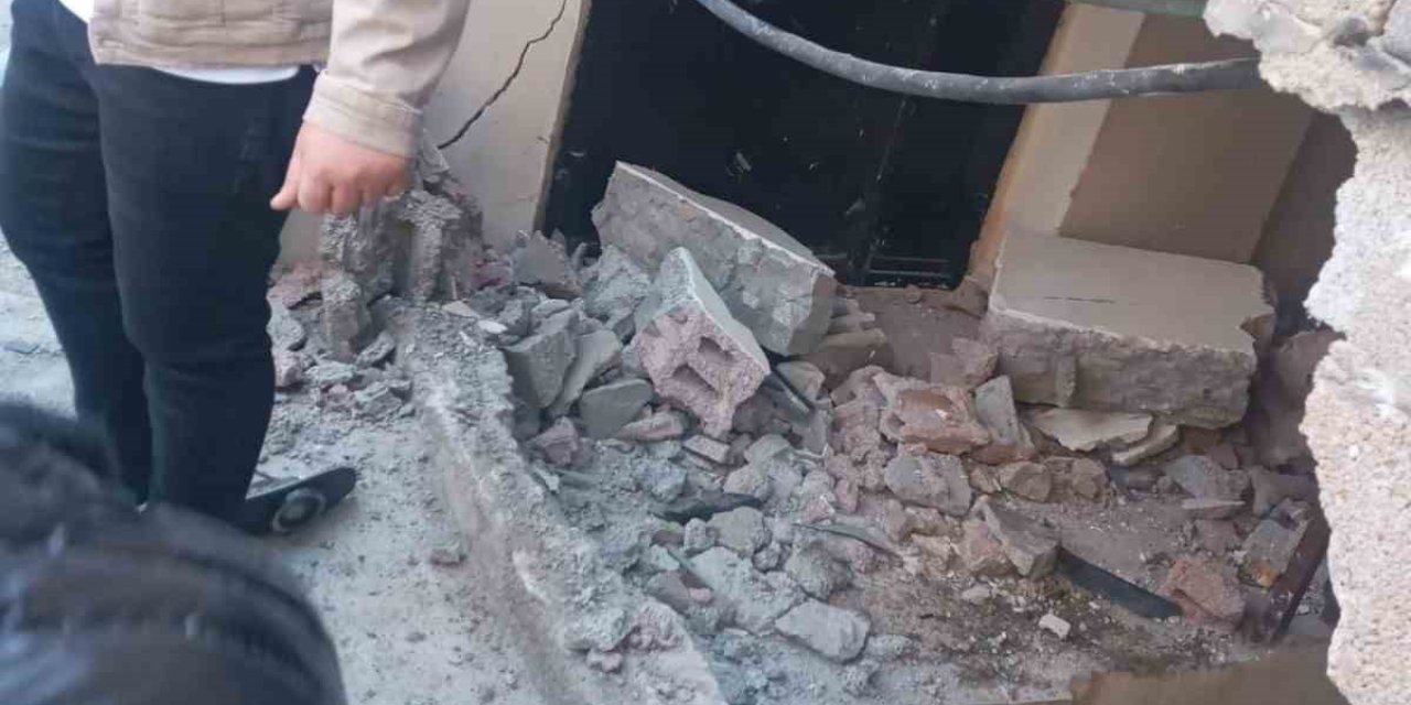 Hakkari’de Freni Patlayan Araç Eve Girdi