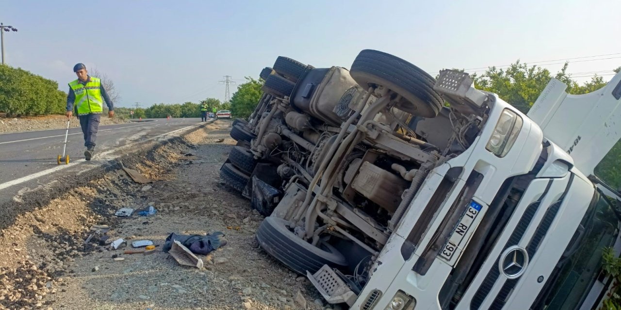 Tır Portakal Bahçesine Devrildi; Sürücü Yaralı