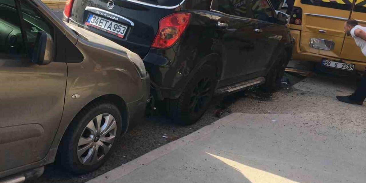 El Frenini Çekmeyi Unutunca 3 Araca Çarptı