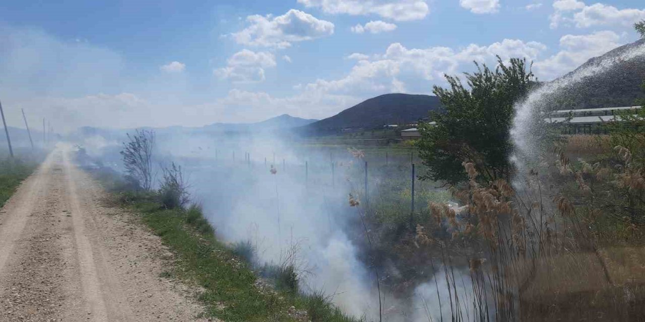 Burdur’da Çıkan Sazlık Yangını İtfaiyenin Hızlı Müdahalesi İle Söndürüldü