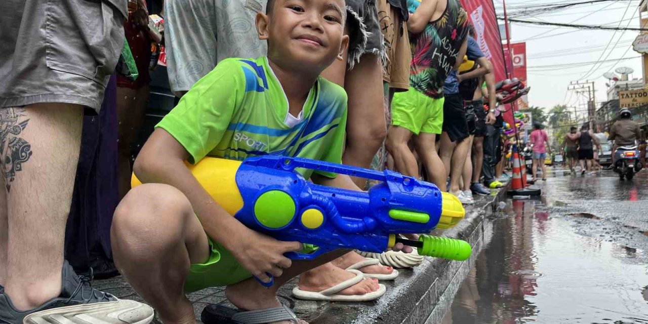 Tayland’da Su Festivali Renkli Görüntülerle Başladı