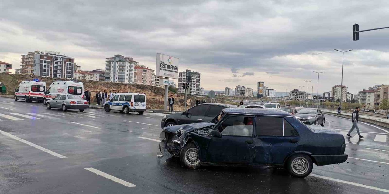 Otomobiller Çarpıştı: 3 Yaralı