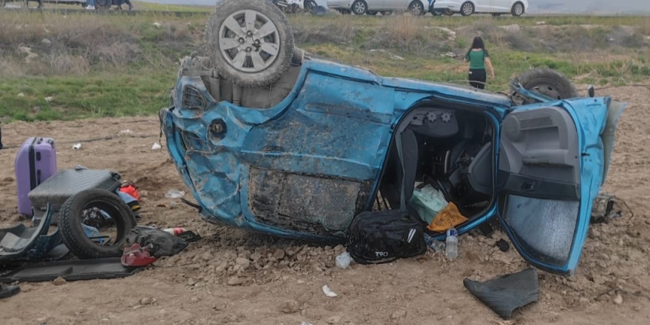 Kayseri'de, Takla Atıp Tarlaya Uçan Otomobildeki 3 Kişi Yaralandı