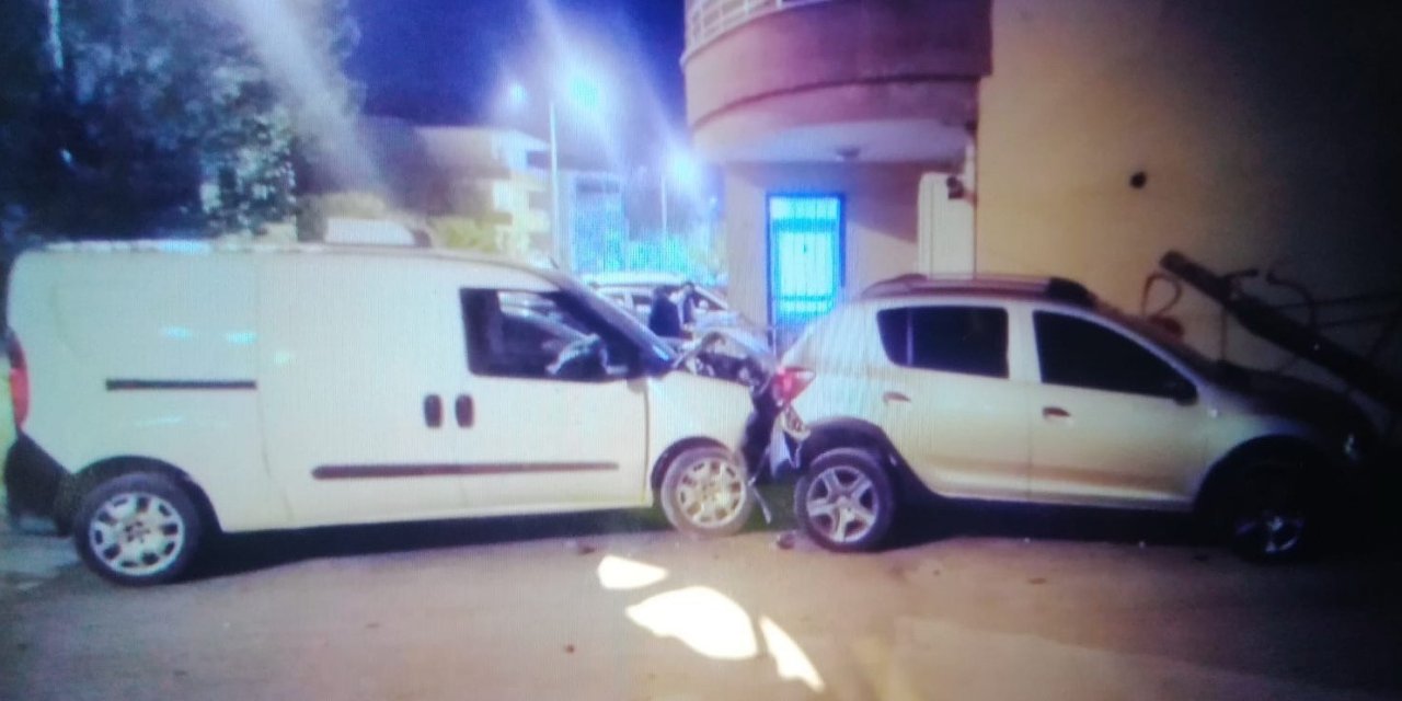 Otomobil Yayalara Çarpı: 2 Yaralı