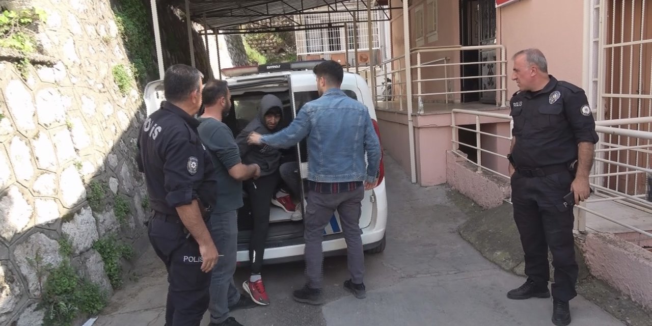 Bakır Yüklü Tır'ın Dorsesinden 64 Kaçak Göçmen Çıktı (2)