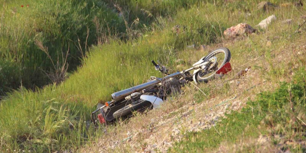 Bariyerlere Çarpan Motosiklet Dere Yatağına Uçtu: 2 Genç Hayatını Kaybetti