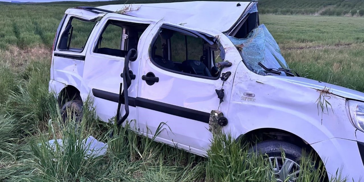 Hafif Ticari Araç Şarampole Yuvarlandı: 1 Ölü, 8 Yaralı