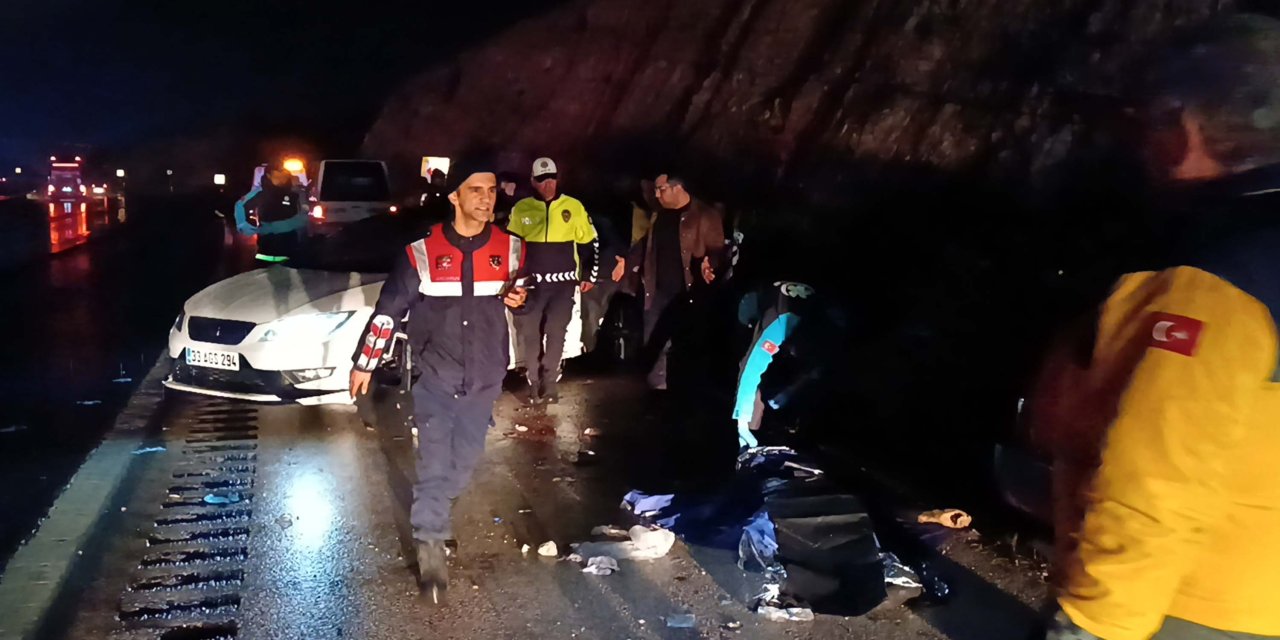 Otomobil, Kaza Yapan Araca Çarptı: 2 Ölü 7 Yaralı