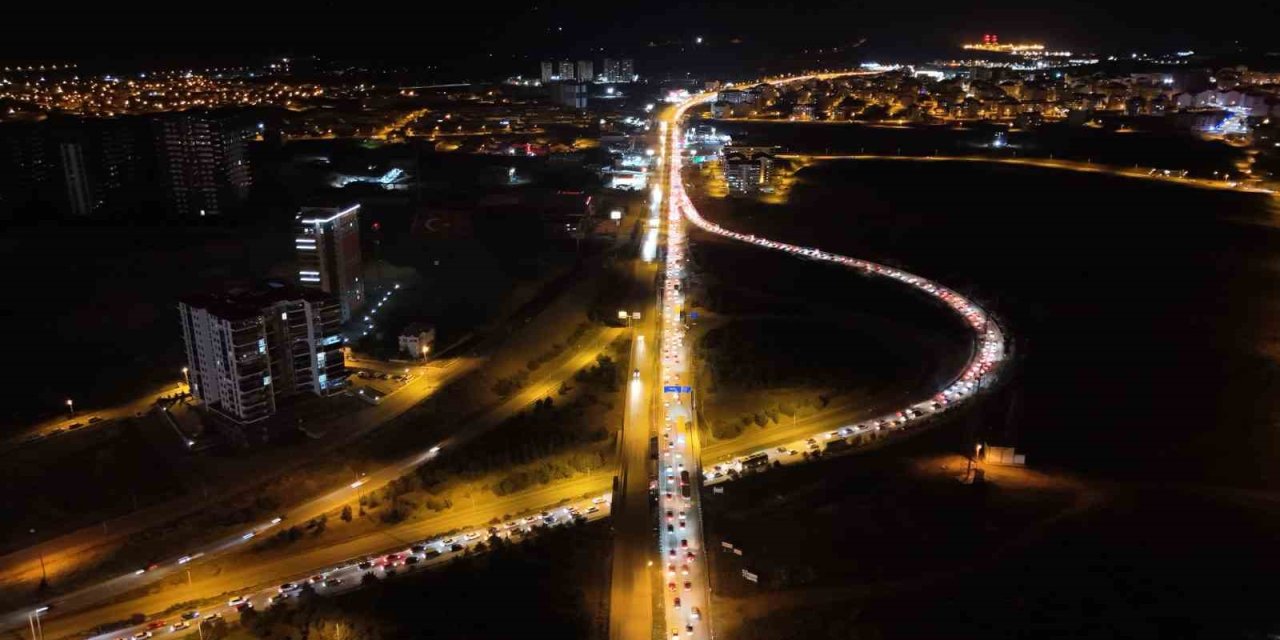 Anadolu’dan Batı’ya Akın Akın Dönüyorlar: "Kilit Kavşak" Havadan Görüntülendi