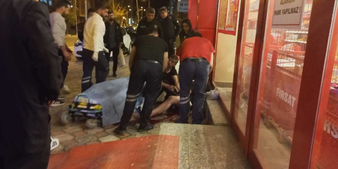 Sokakta 3 Kişinin Bıçaklı Saldırısında Yaralandı