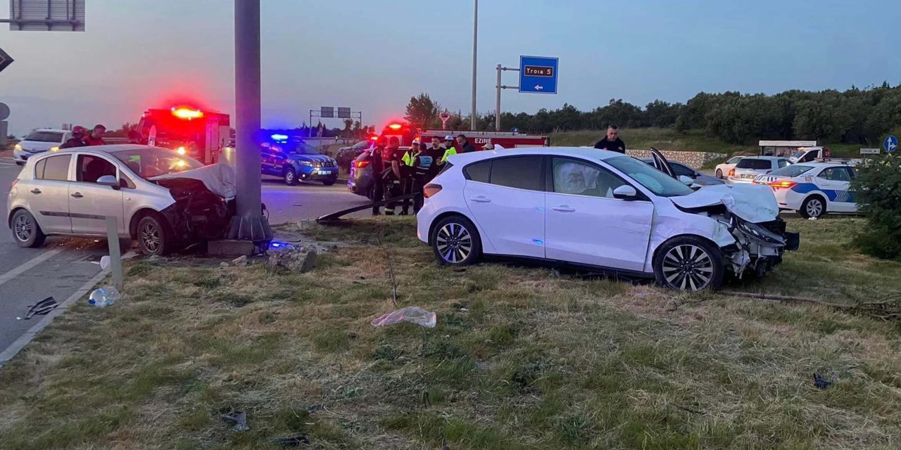 Çanakkale’de İki Otomobil Çarpıştı: 1 Ölü, 6 Yaralı