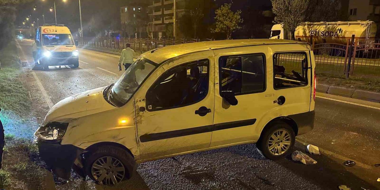 Kontrolden Çıkan Hafif Ticari Araç, Refüje Çarptı: 2 Yaralı