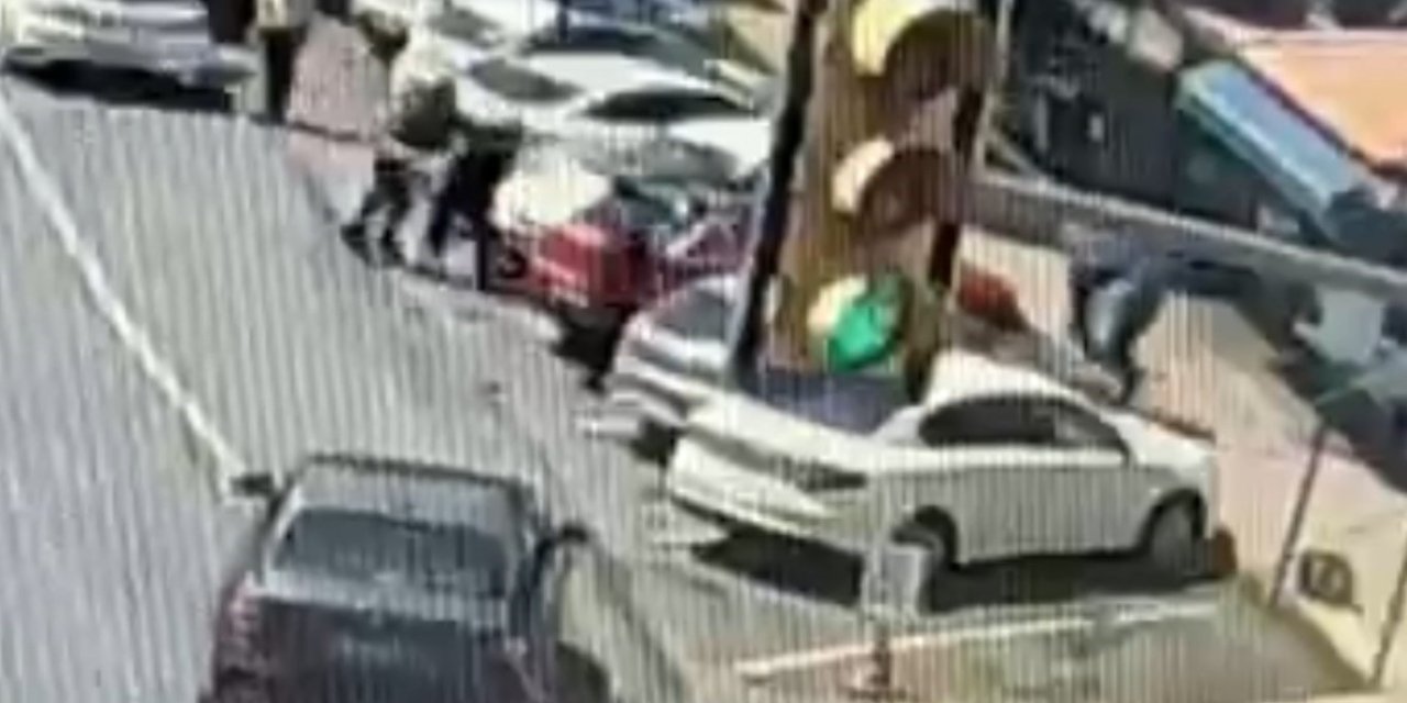 İstanbul’da Silahlı “Tost Ücreti” Kavgası Kamerada: Büfeci Müşteriyi Kovalayıp Bacağından Vurdu