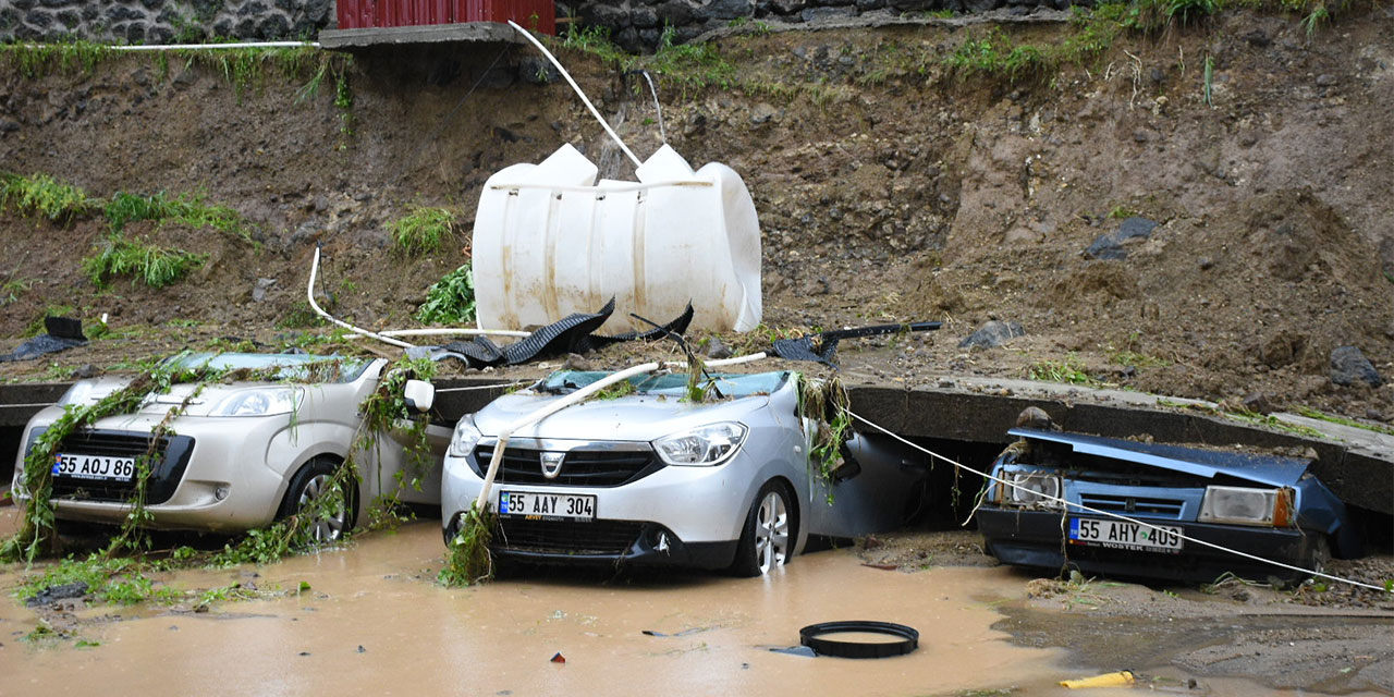 Samsun'da 5 araç çöken istinat duvarının altında kaldı
