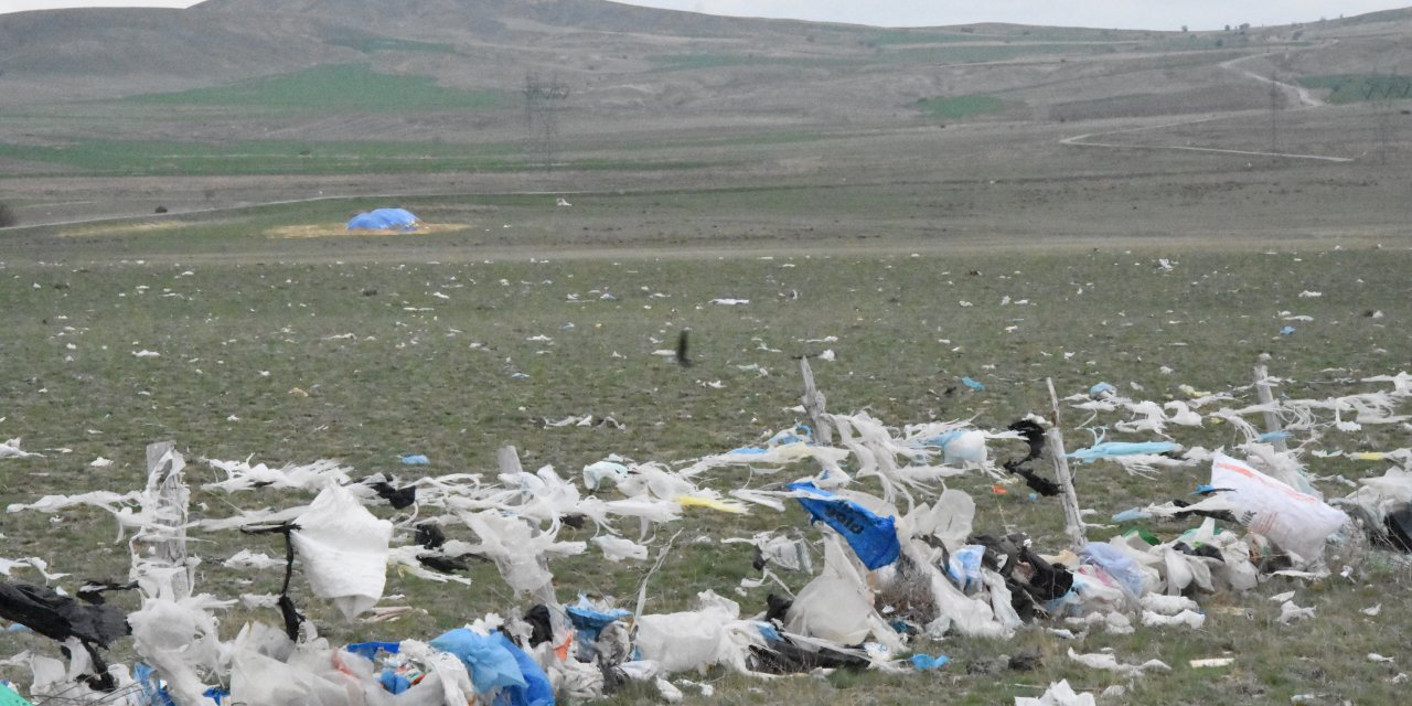 İlçenin 30 Yıllık Çöpü, Rüzgarla 10 Kilometrelik Araziye Yayıldı