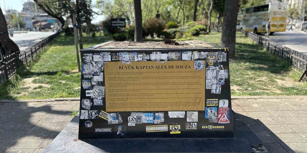 Kadıköy’de Fenerbahçe’nin Efsane Futbolcularının Heykelleri Kaldırıldı