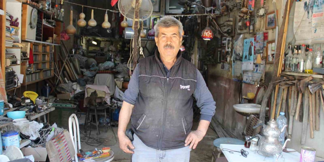 Ata Miraslarını Tamir Edip Sergiliyor, Görenleri Tarihte Yolculuğa Çıkarıyor