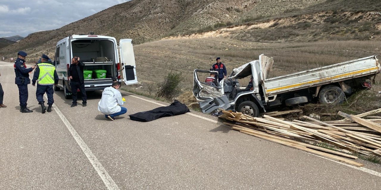 Sivas'ta Kamyonet Devrildi: 1 Ölü, 2 Yaralı