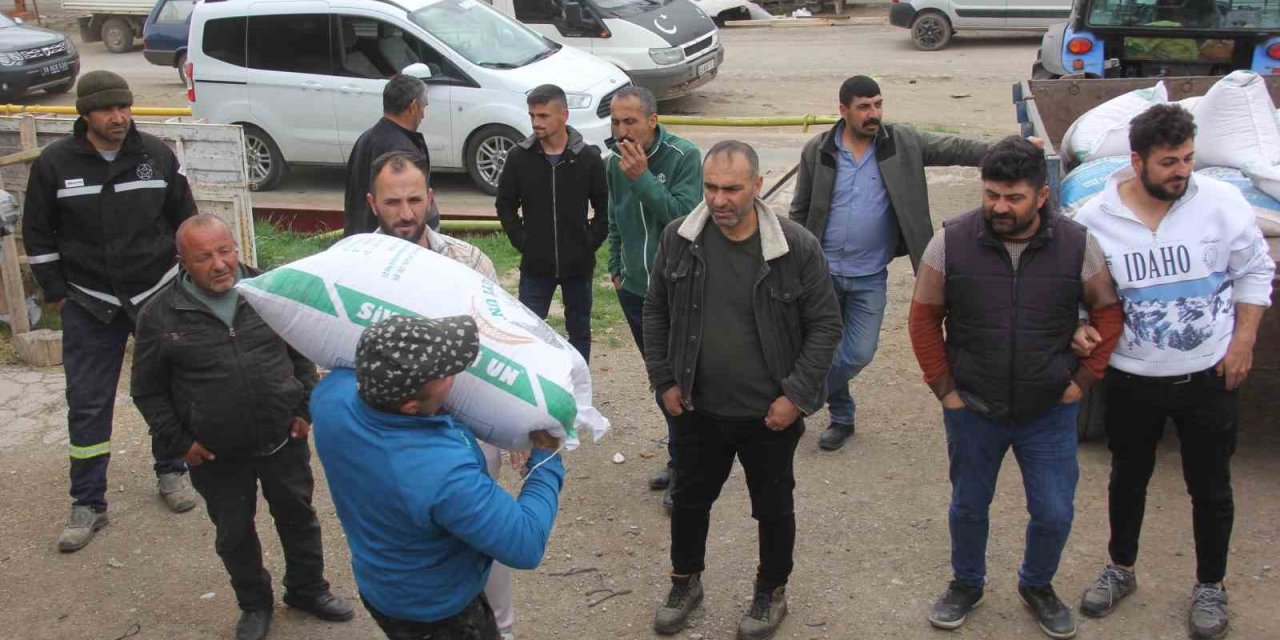 Ölen Babası İçin 40 Köyden 40 Çiftçiye Yulaf Tohumu Dağıttı