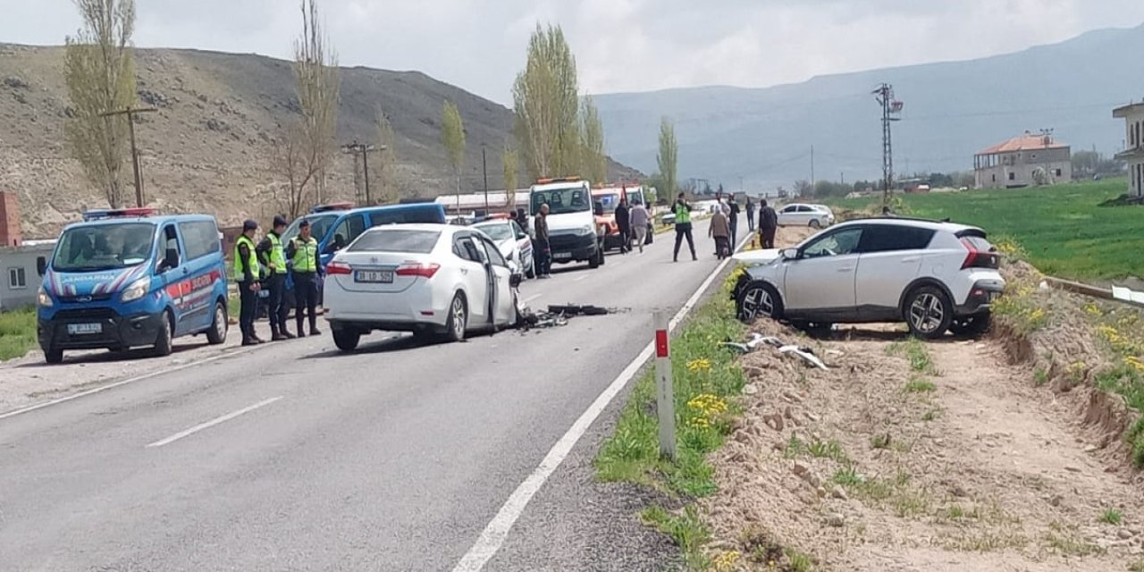Kayseri'de 2 Otomobil Kafa Kafaya Çarpıştı: 6 Yaralı