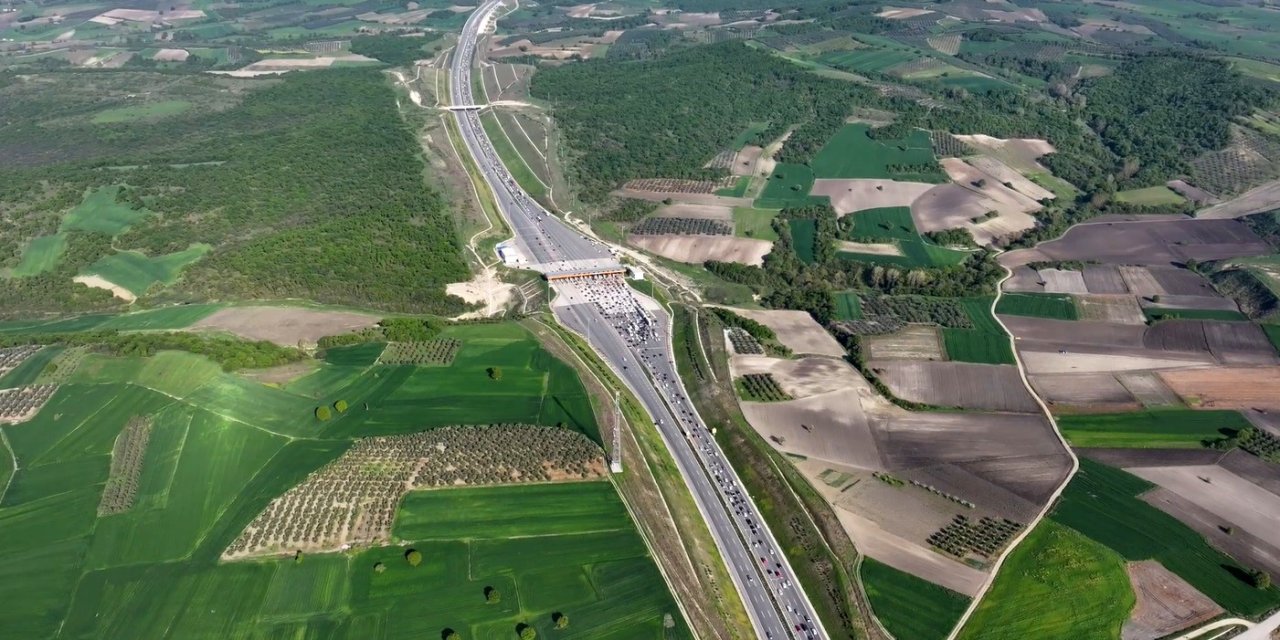 On Binlerce İnsan Yollarda İstanbul’a Dönmeye Çalışıyor