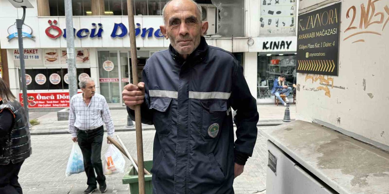 Belediyenin Temizlik İşçisi Maaşıyla Beş Öğrenciye Burs Veriyor