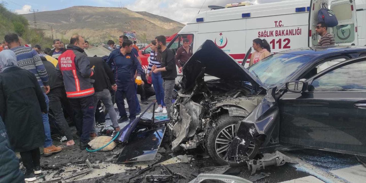 Malatya'da 2 Otomobil Kafa Kafaya Çarpıştı: 3 Ölü, 5 Yaralı